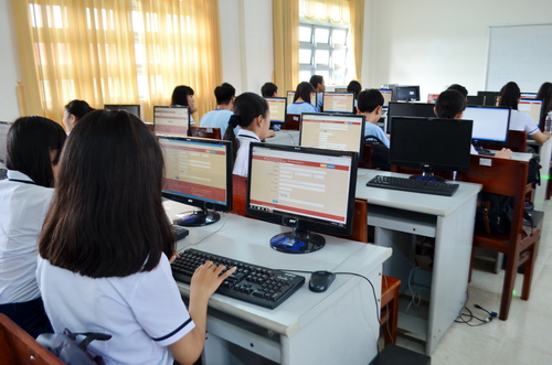 Học sinh tham gia thi trực tuyến sau lễ phát động